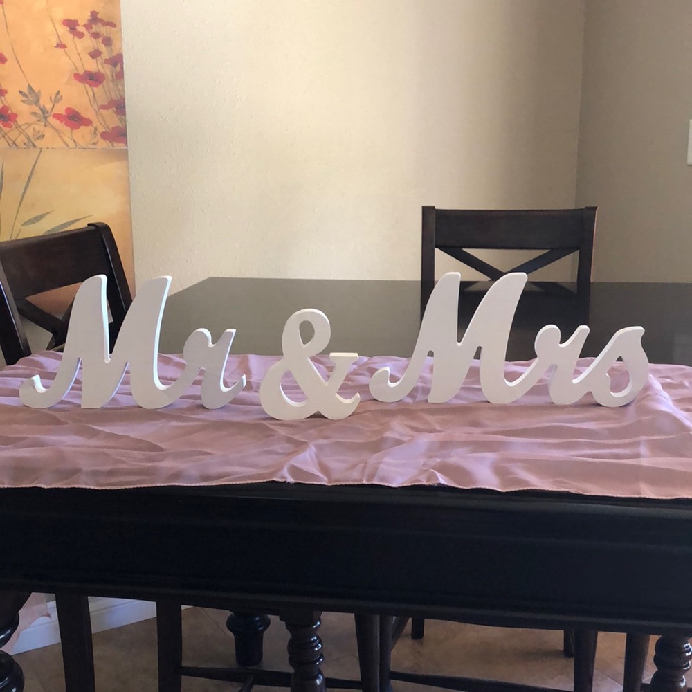 Mr & Mrs sign